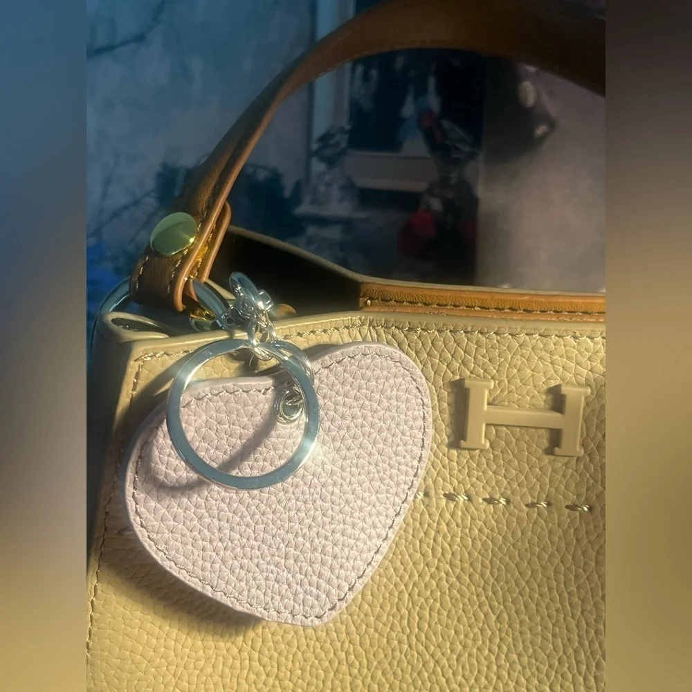 Elegant Tan  Handbag with 🩷 charm - perfect for the fall season ! 🍂🍂🍁🍁🍁🍁 - Picture 4 of 13